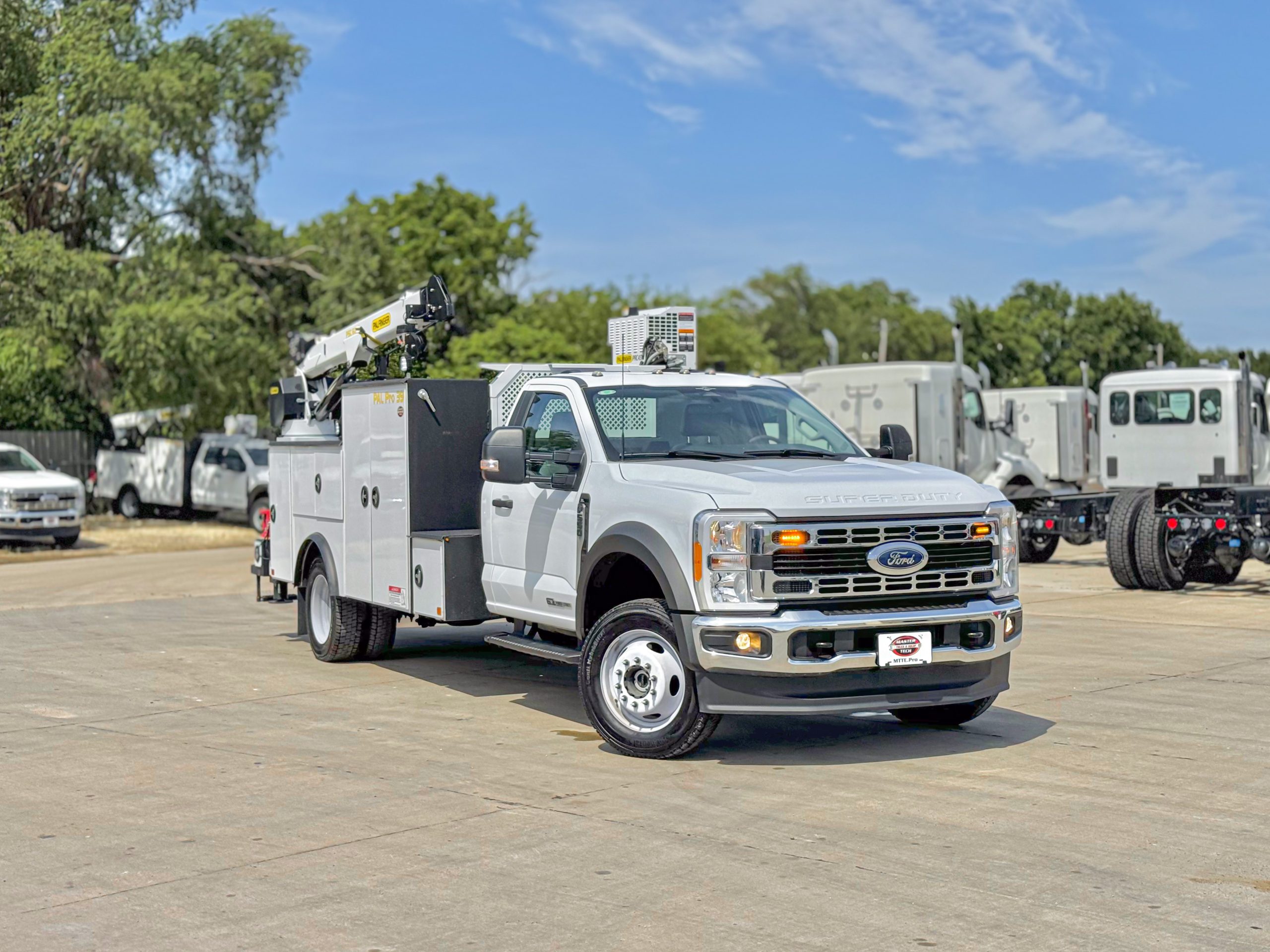 2023 Ford F550 XL - image 4 of 6