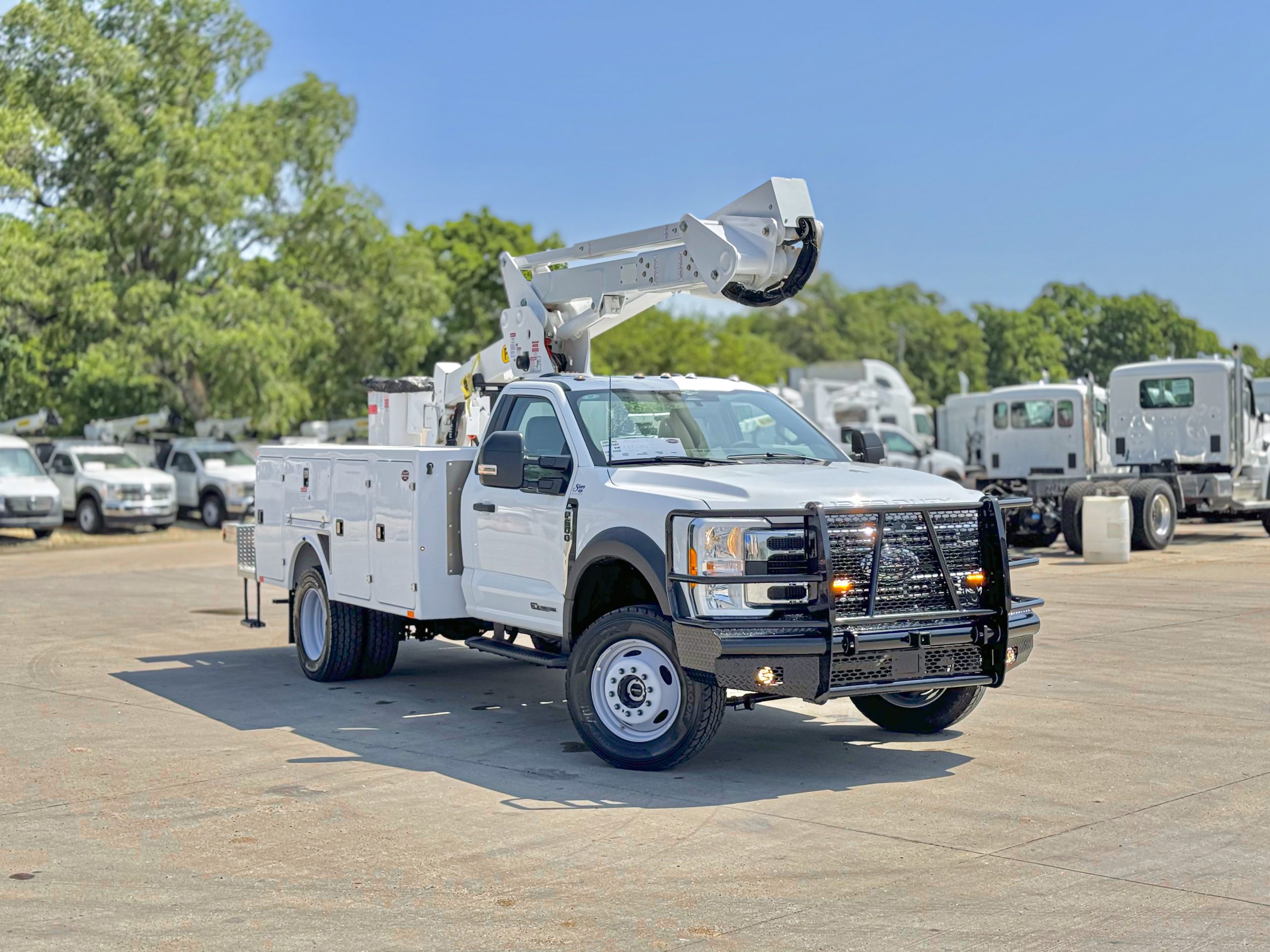 2023 Ford F600 - image 3 of 6