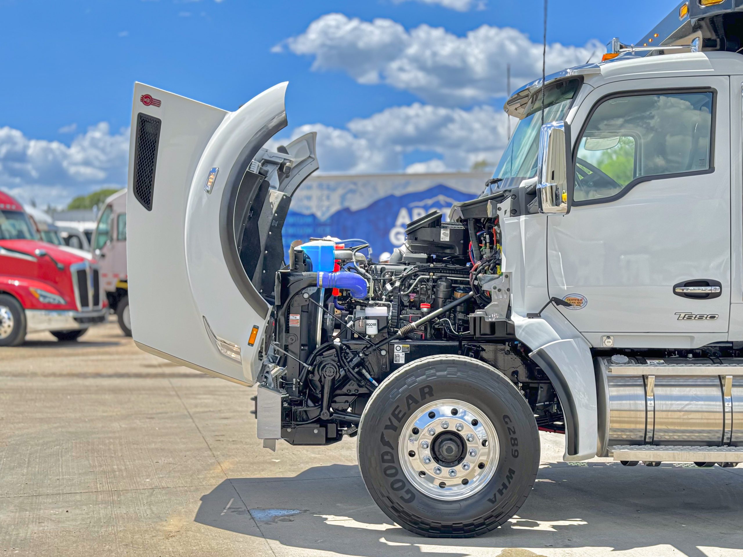 2025 Kenworth T880 - image 4 of 6