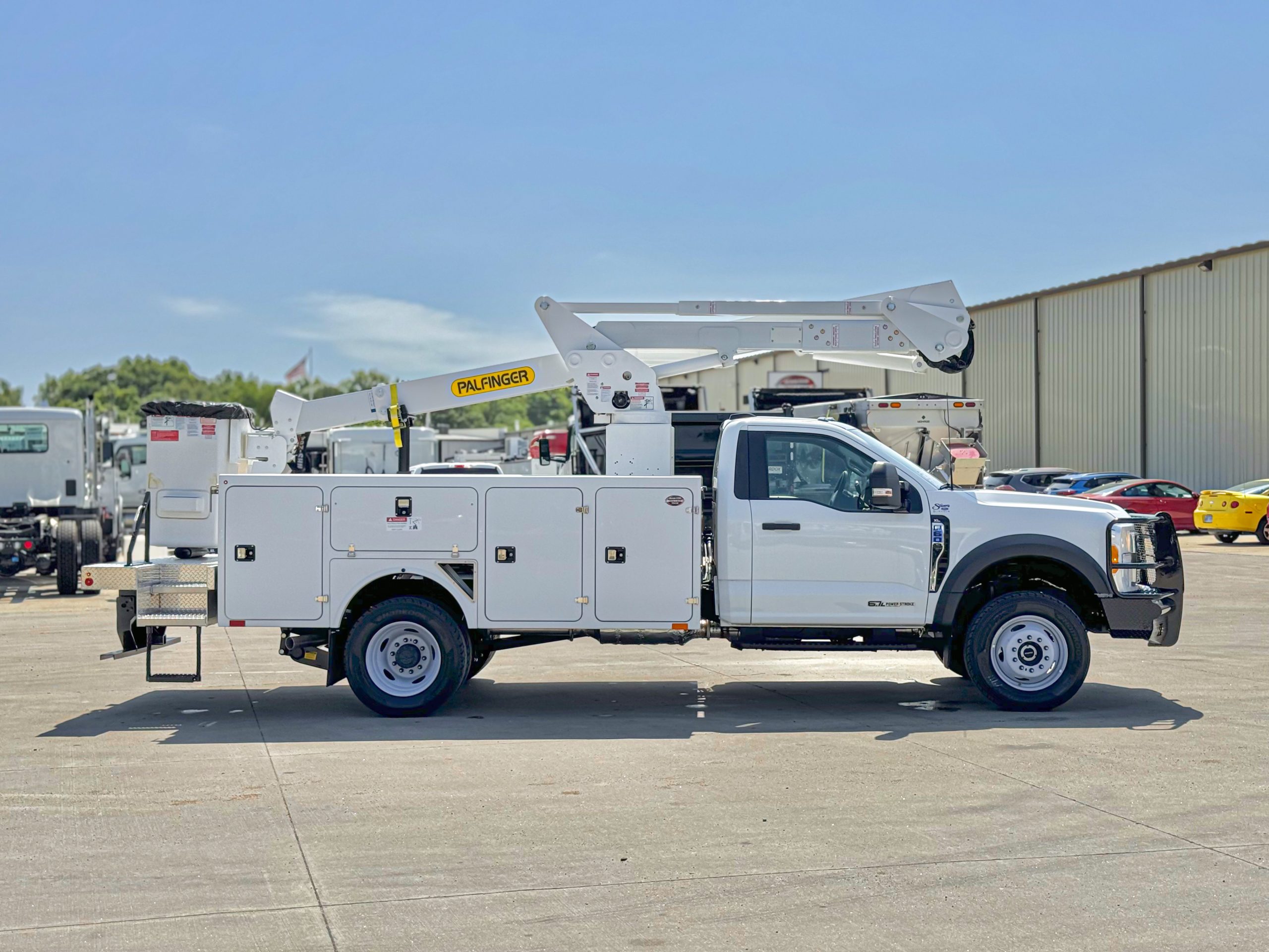 2023 Ford F600 - image 4 of 6