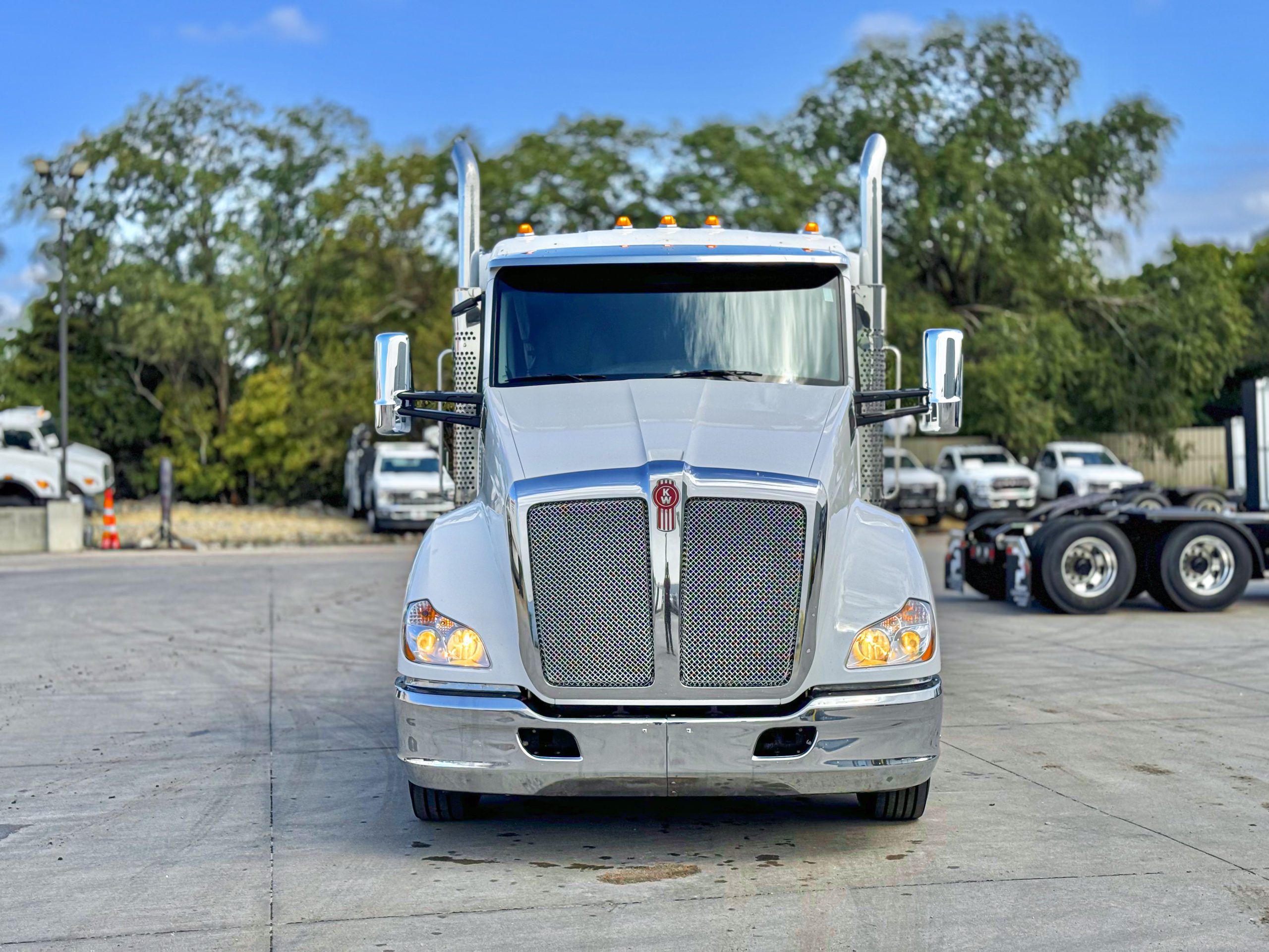 2022 Kenworth T680 - image 2 of 6