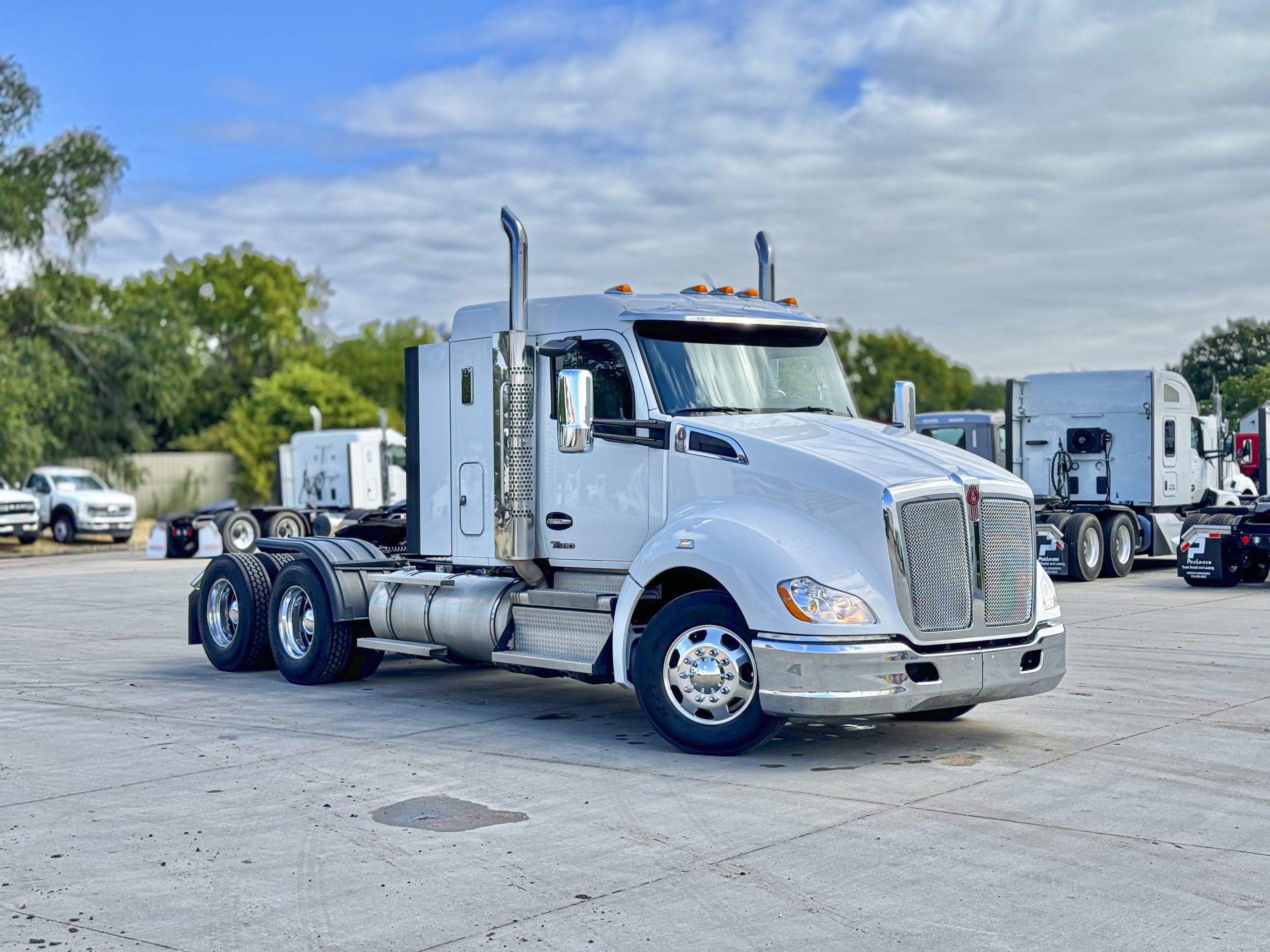 2022 Kenworth T680 - image 3 of 6