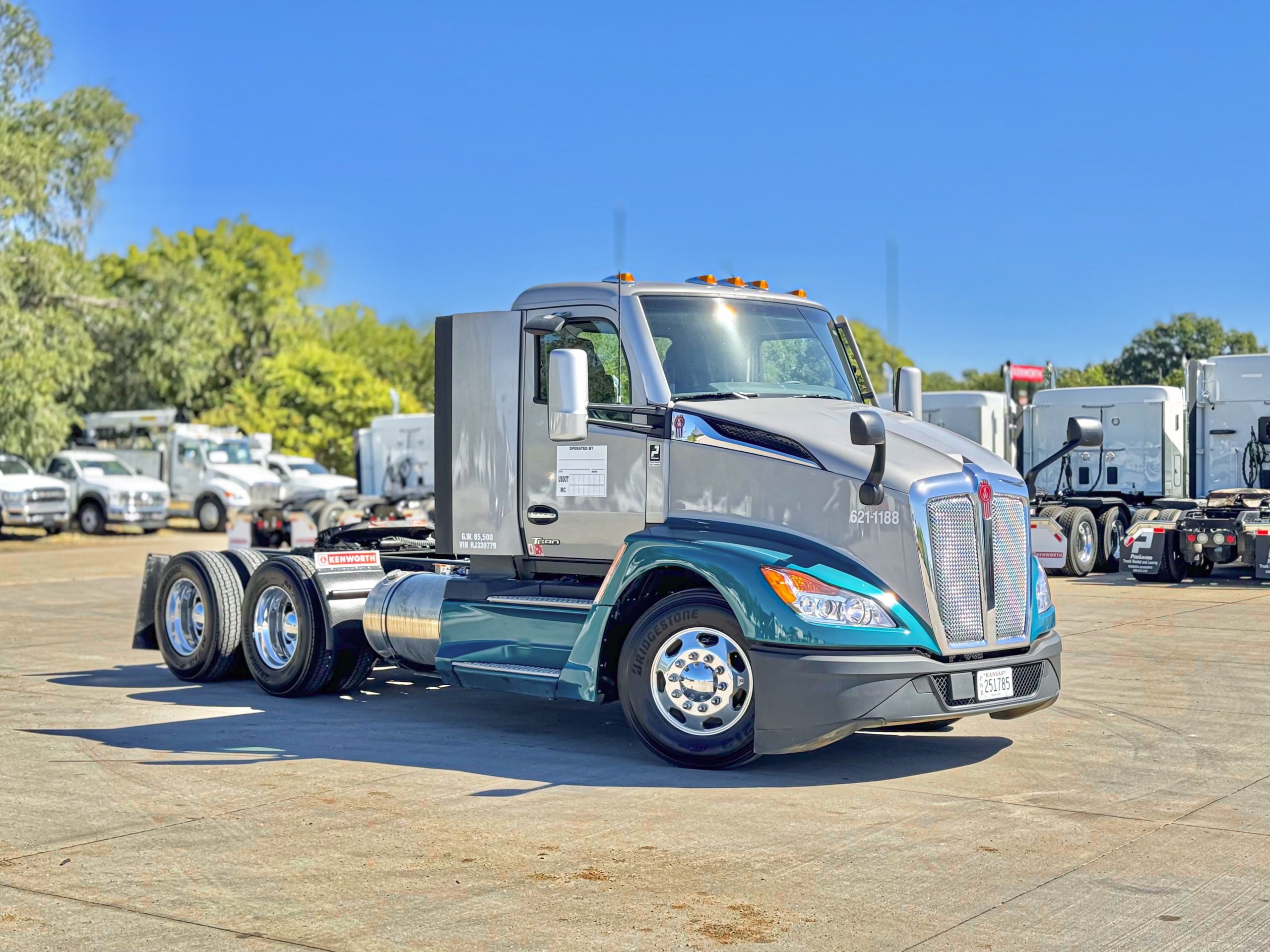 2024 Kenworth T680 - image 2 of 6