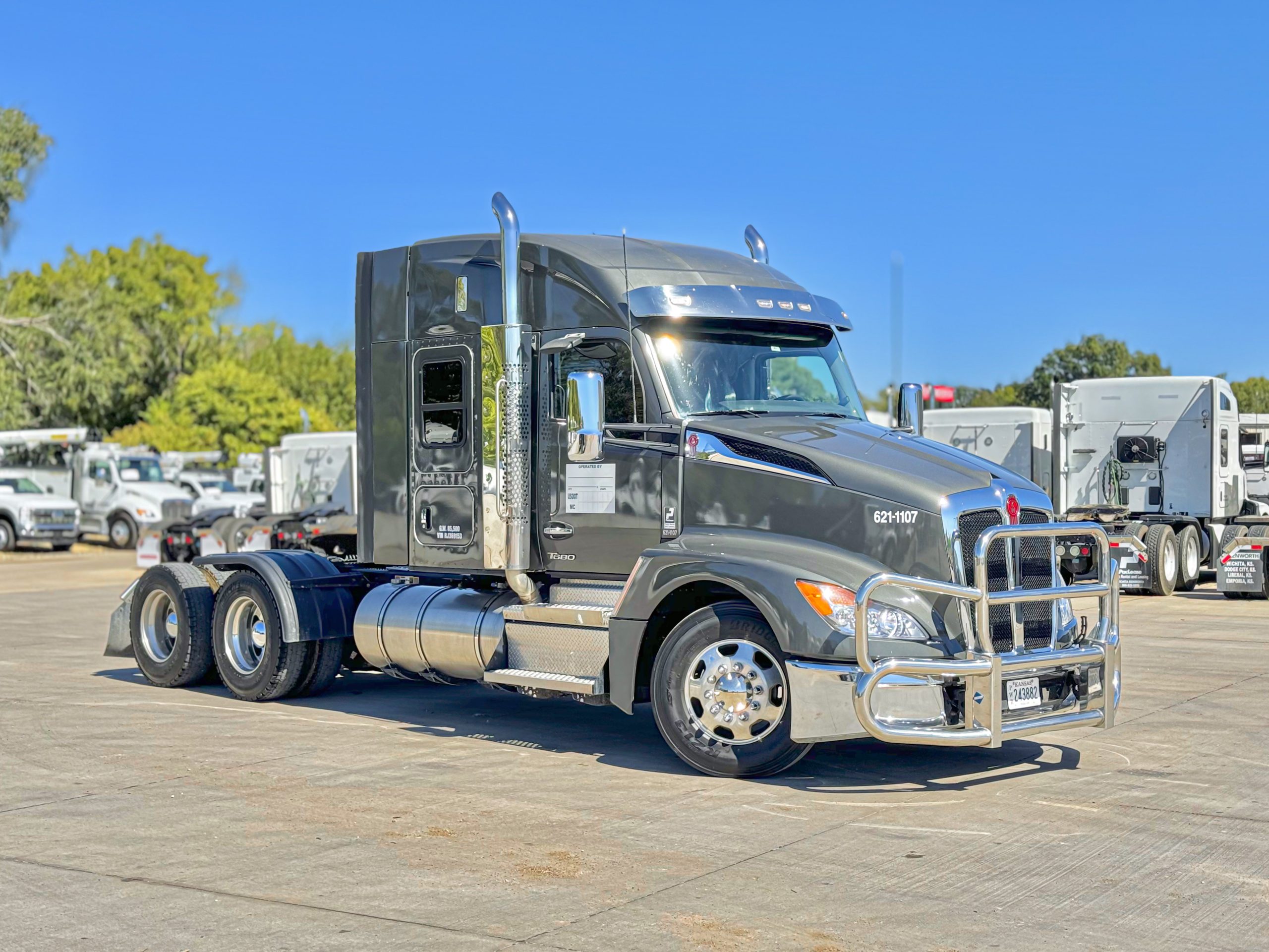 2024 Kenworth T680 - image 2 of 6