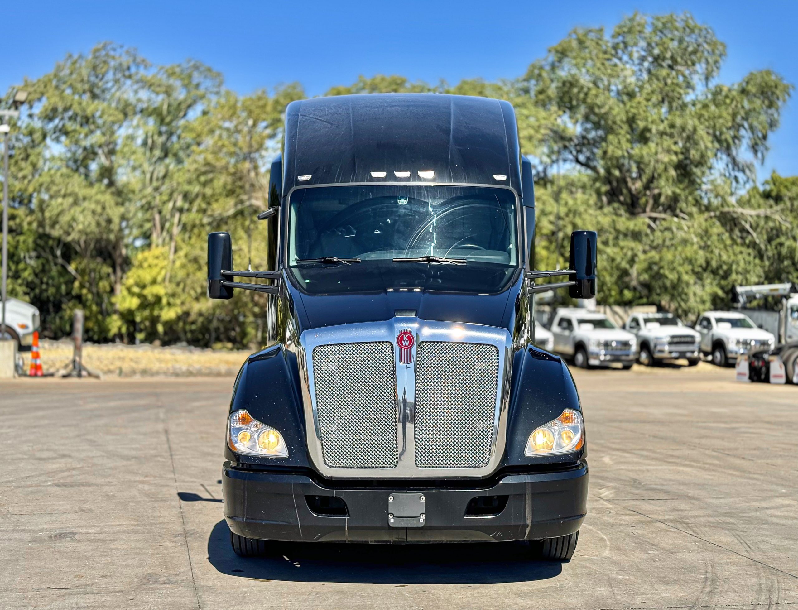 2020 Kenworth T680 - image 2 of 6