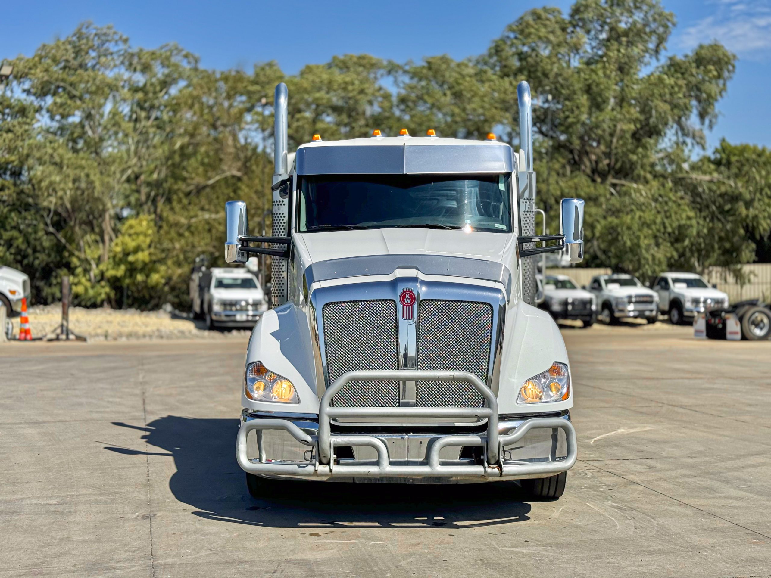 2022 Kenworth T680 - image 2 of 6