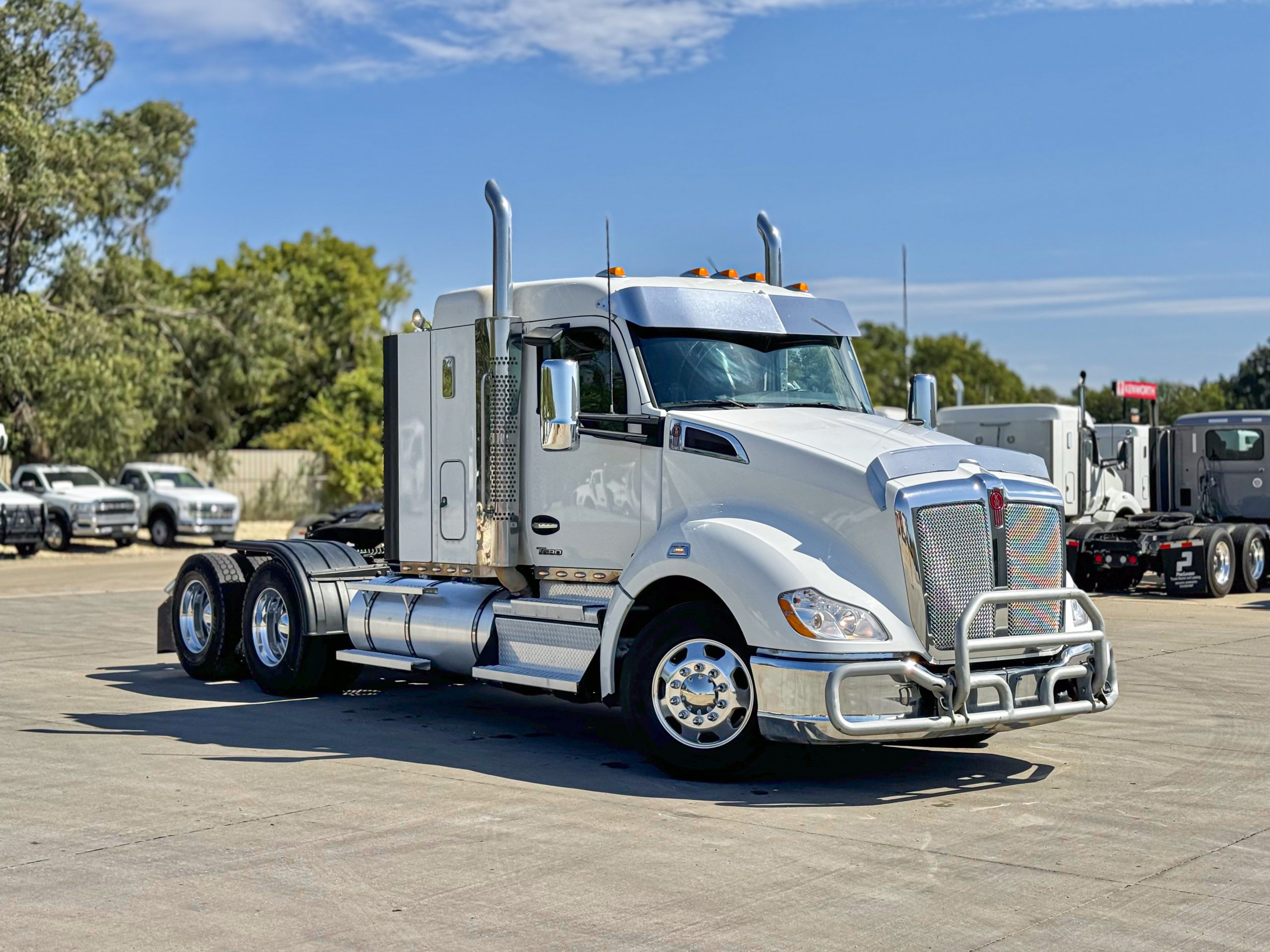 2022 Kenworth T680 - image 3 of 6