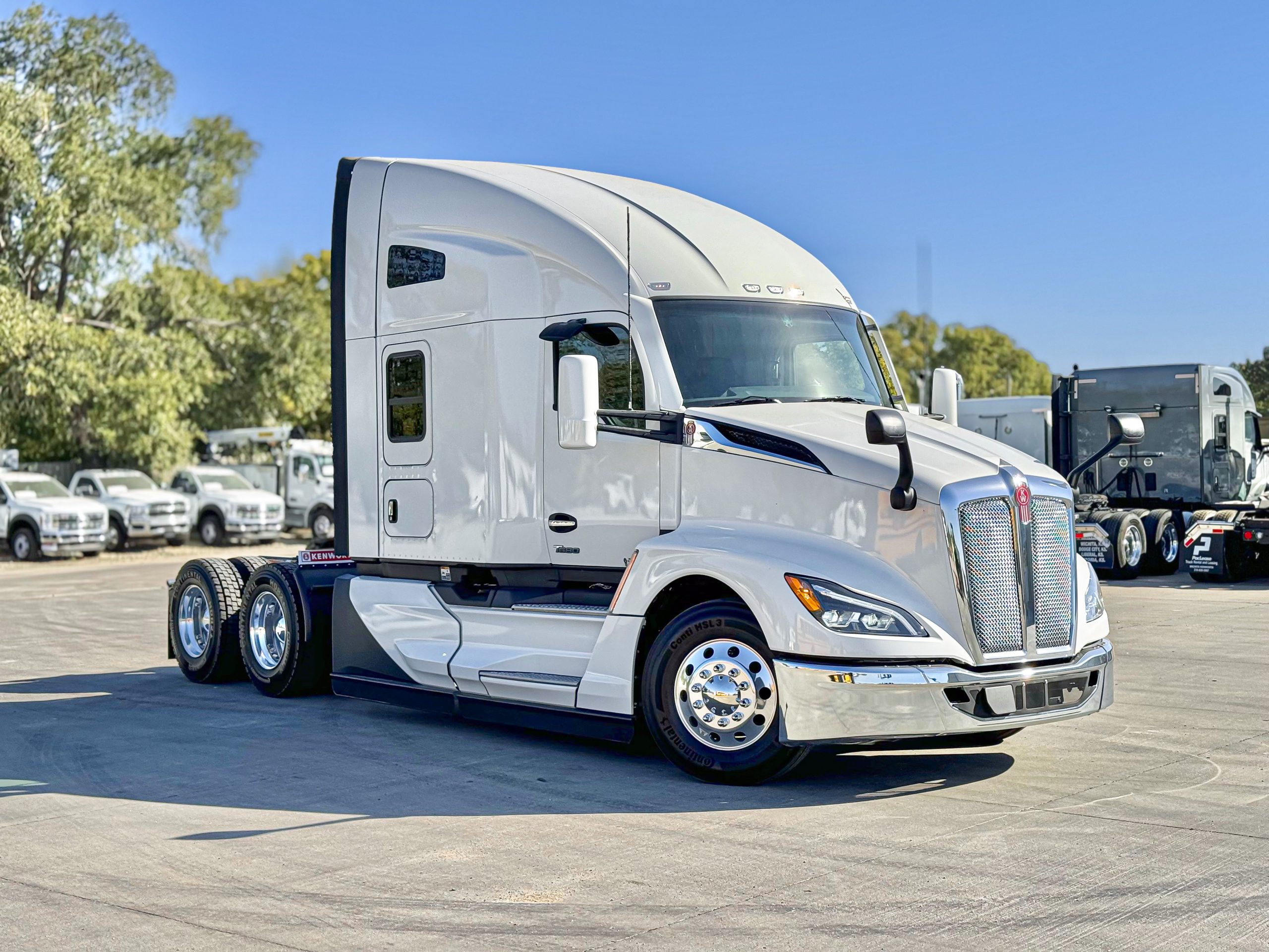 2025 Kenworth T680 - image 3 of 6