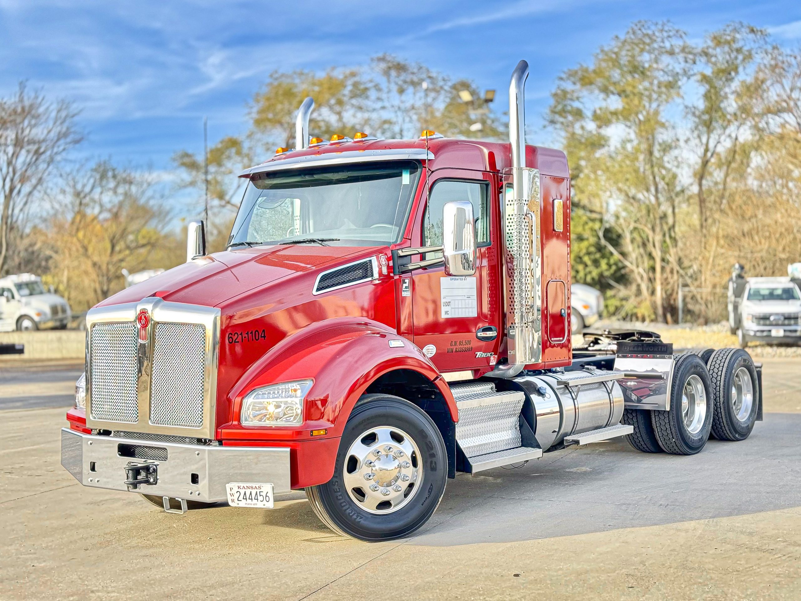 2024 Kenworth T880 - image 2 of 6