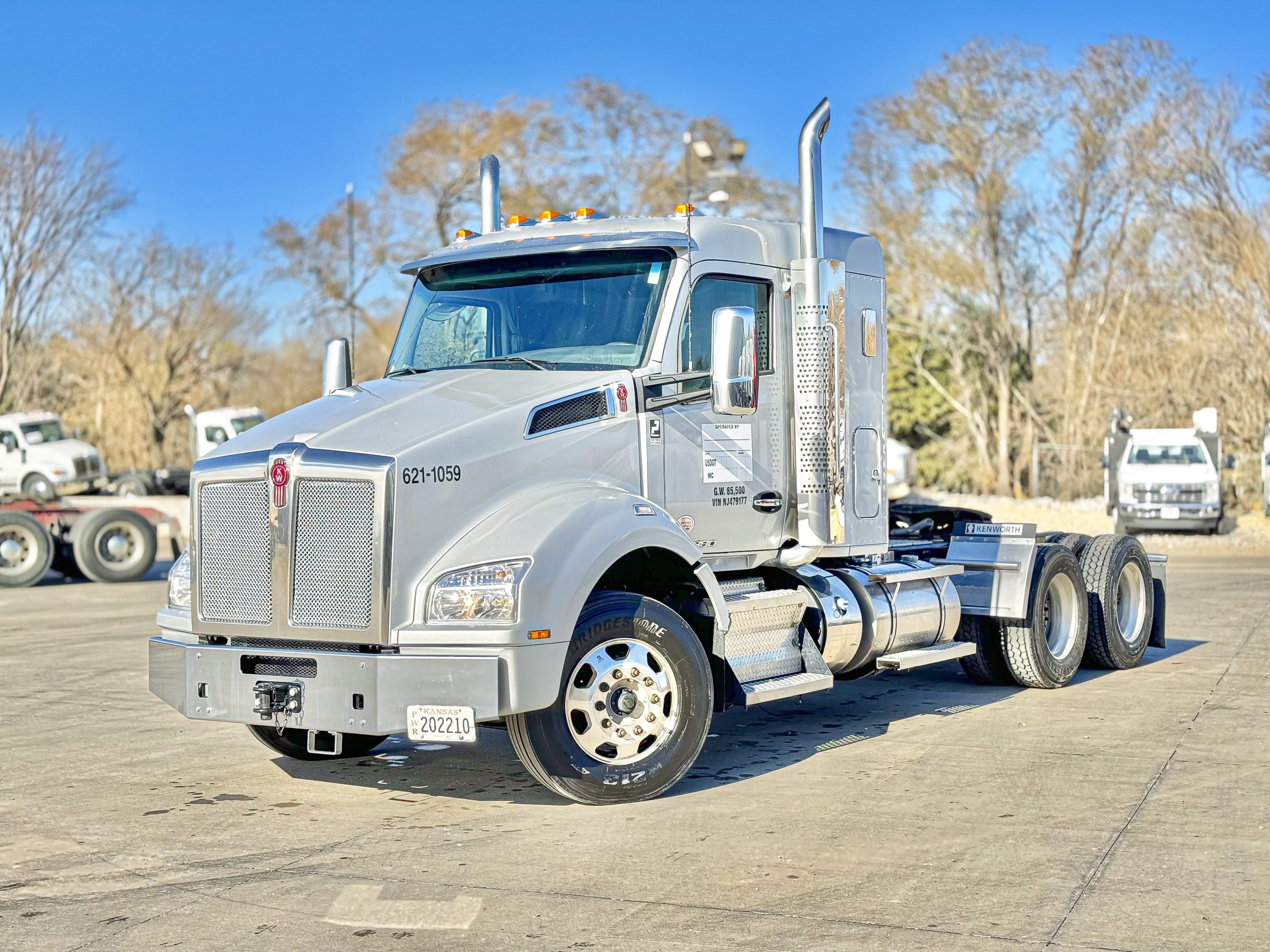 2022 Kenworth T880 - image 2 of 6