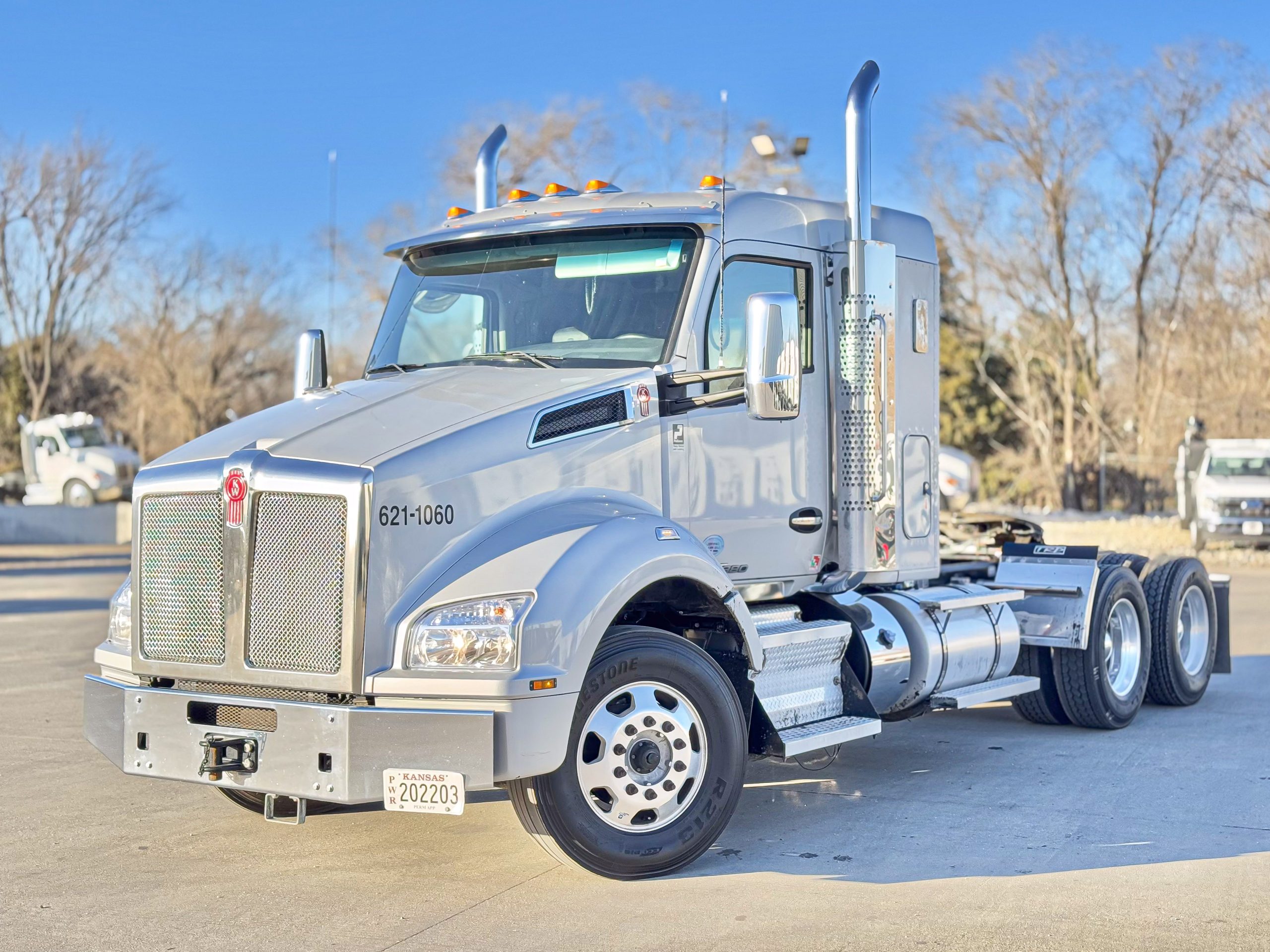 2022 Kenworth T880 - image 2 of 6